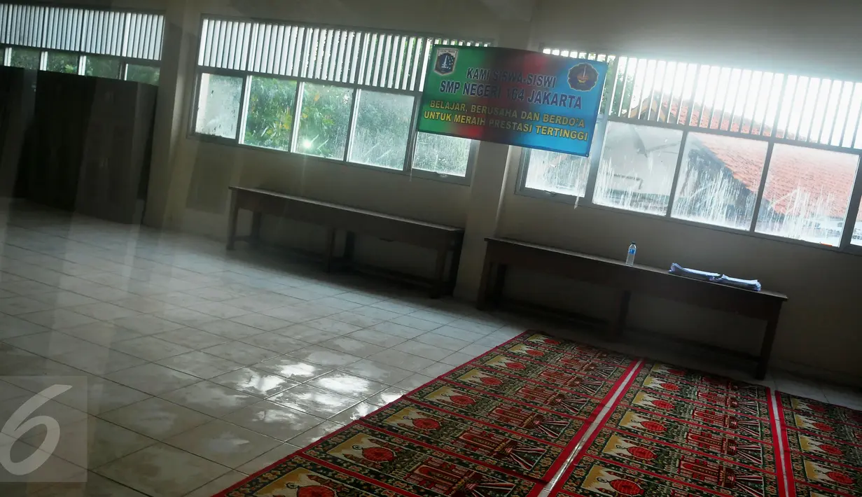 Spanduk terpasang di dalam ruangan gedung SMPN 164 yang belum selesai diperbaiki di Kebayoran Lama, Jakarta, Kamis (28/7). Ombudsman RI meminta Pemprov DKI merampungkan pembangunan gedung SMPN 164 yang mangkrak tiga tahun. (Liputan6.com/Gempur M Surya)