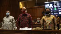 Mendagri Tito Karnavian (kanan), bersama Plt Ketua KPU Ilham Saputra (tengah) dan Ketua Bawaslu Abhan menghadiri rapat dengar pendapat dengan Komisi II di gedung DPR RI, Jakarta, Selasa (19/1/2021). Rapat membahas evaluasi pelaksanaan Pilkada 2020. (Liputan6.com/Angga Yuniar)