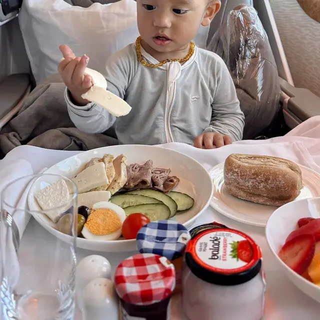 Potret Jennifer Bachdim bersama 4 anaknya liburan ke London (Sumber: Instagram/@jenniferbachdim)