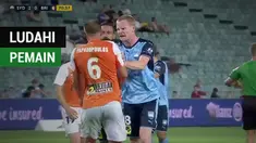 Berita video insiden bek Brisbane Roar, Avraam Papadopoulos, meludahi striker Sydney FC, Matt Simon, dalam laga di Liga Australia, A-League 2017-2018, Sabtu (25/11/2017).