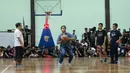 Peserta melakukan Halfcourt shoot di acara promosi NBA di Kolese Kanisius, Jakarta, Jumat (2/2/2018). Pengenalan NBA ke sekolah ini untuk meningkatkan animo generasi muda Indonesia untuk semakin mencintai basket. (Bola.com/Asprilla Dwi Adha)