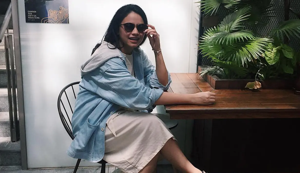 Jaket kasual berwarna biru ini juga membuat penampilan wanita pehobi yoga dan pilates ini saat hangout. Aksen kacamata hitam makin menguatkan penampilan kece wanita dari tiga bersaudara ini. (Liputan6.com/IG/@dollyssa).