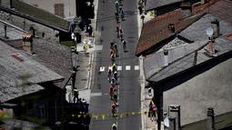 Pebalap melewati pedesaan saat beraksi di Etape 15 Tour de France antara Bourg-en-Bresse dan Culoz, Prancis, (17/7/2016). (AFP/Jeff Pachoud)