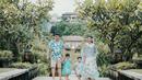 Sedangkan anak sulungnya, Sedah Mirah Nasution tak kalah cantik dengan sang ibu mengenakan dress detail ruffle warna biru.  (Instagram/garyevan).