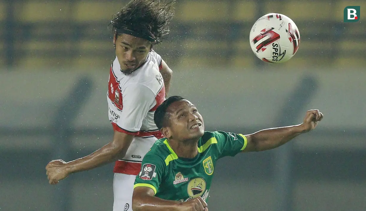 Striker Persebaya Surabaya, Oktafianus Fernando (kanan) berduel udara dengan Bek Madura United, Andik Rendika Rama dalam laga matchday ke-2 Grup C Piala Menpora 2021 di Stadion Si Jalak Harupat, Bandung, Minggu (28/3/2021). Persebaya menang 2-1 atas Madura United. (Bola.com/M Iqbal Ichsan)