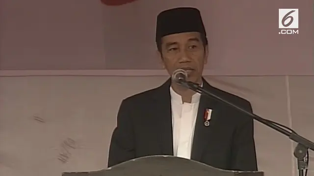 Presiden Joko Widodo atau Jokowi menunaikan salat Idul Adha 1438 Hijriah bersama masyarakat di Lapangan Merdeka, Sukabumi, Jabar, Jumat.
