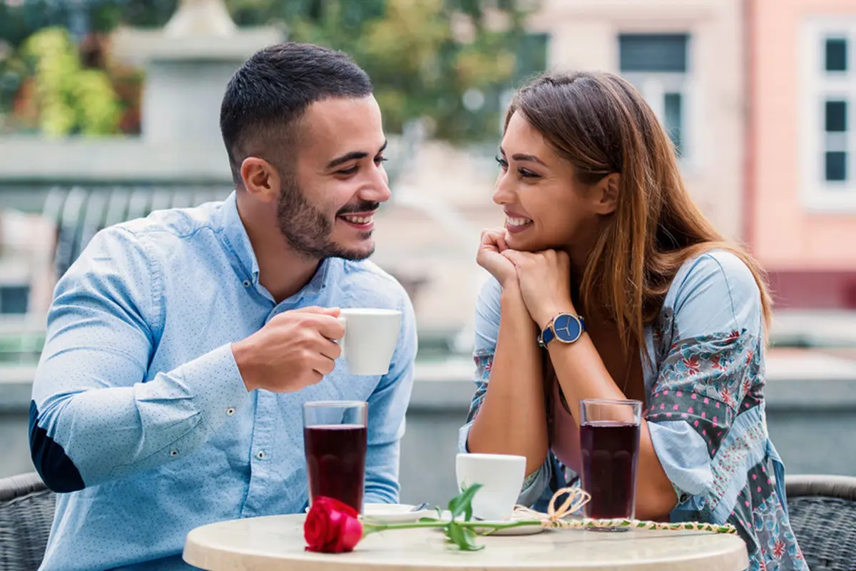 pasangan cinta bahagia romantis