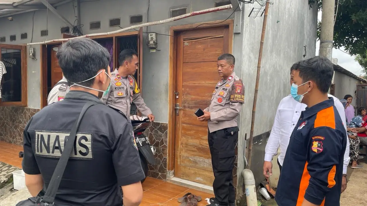 Anggota Polsek Cimanggis melakukan olah TKP di lokasi penemuan mayat di Harjamukti, Cimanggis, Kota Depok.