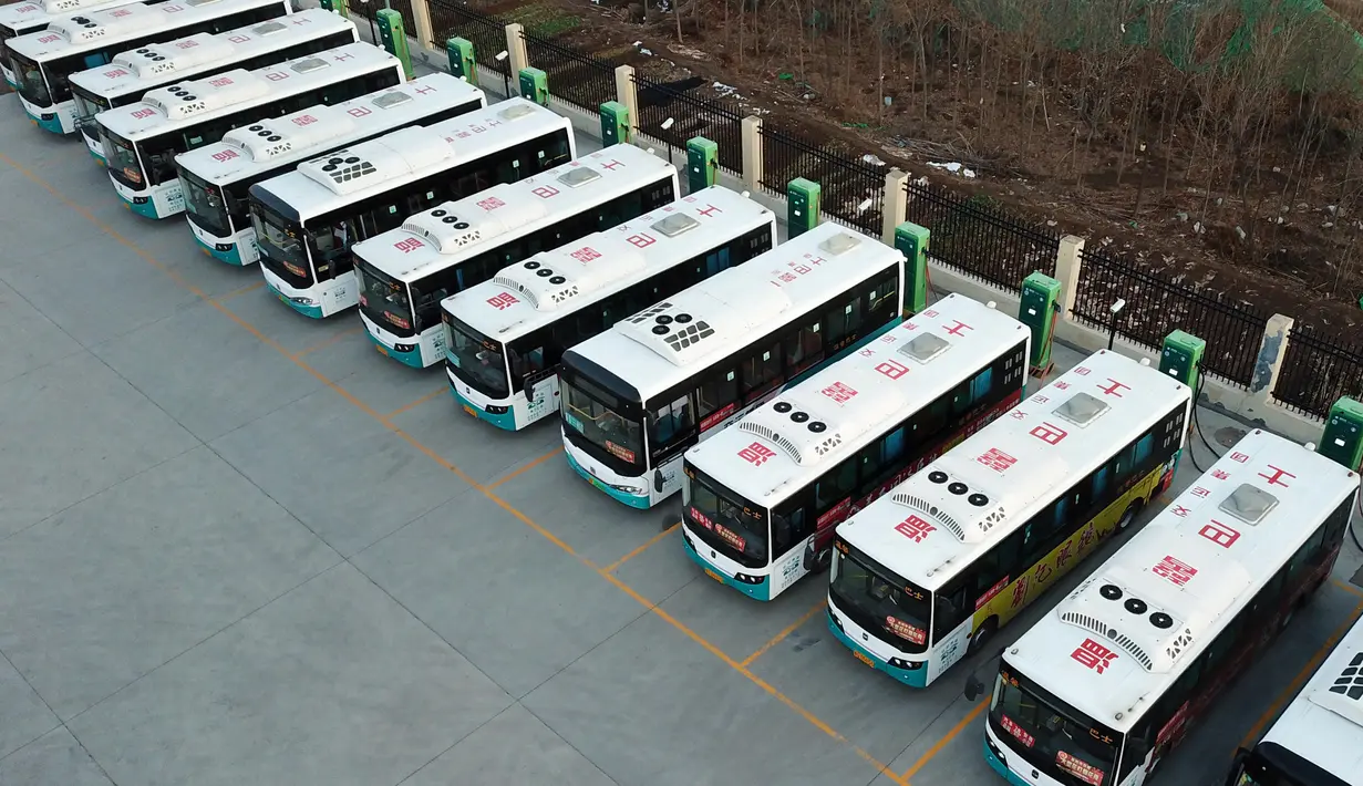 Foto udara 14 Januari 2020, bus-bus listrik di Wilayah Laixi di Qingdao, Provinsi Shandong, China. Untuk mengurangi emisi karbon dan melestarikan lingkungan, Wilayah Laixi telah mengonversi seluruh bus umum yang dimilikinya menjadi 116 bus listrik di area perkotaan sejauh ini. (Xinhua/Ding Hongfa)