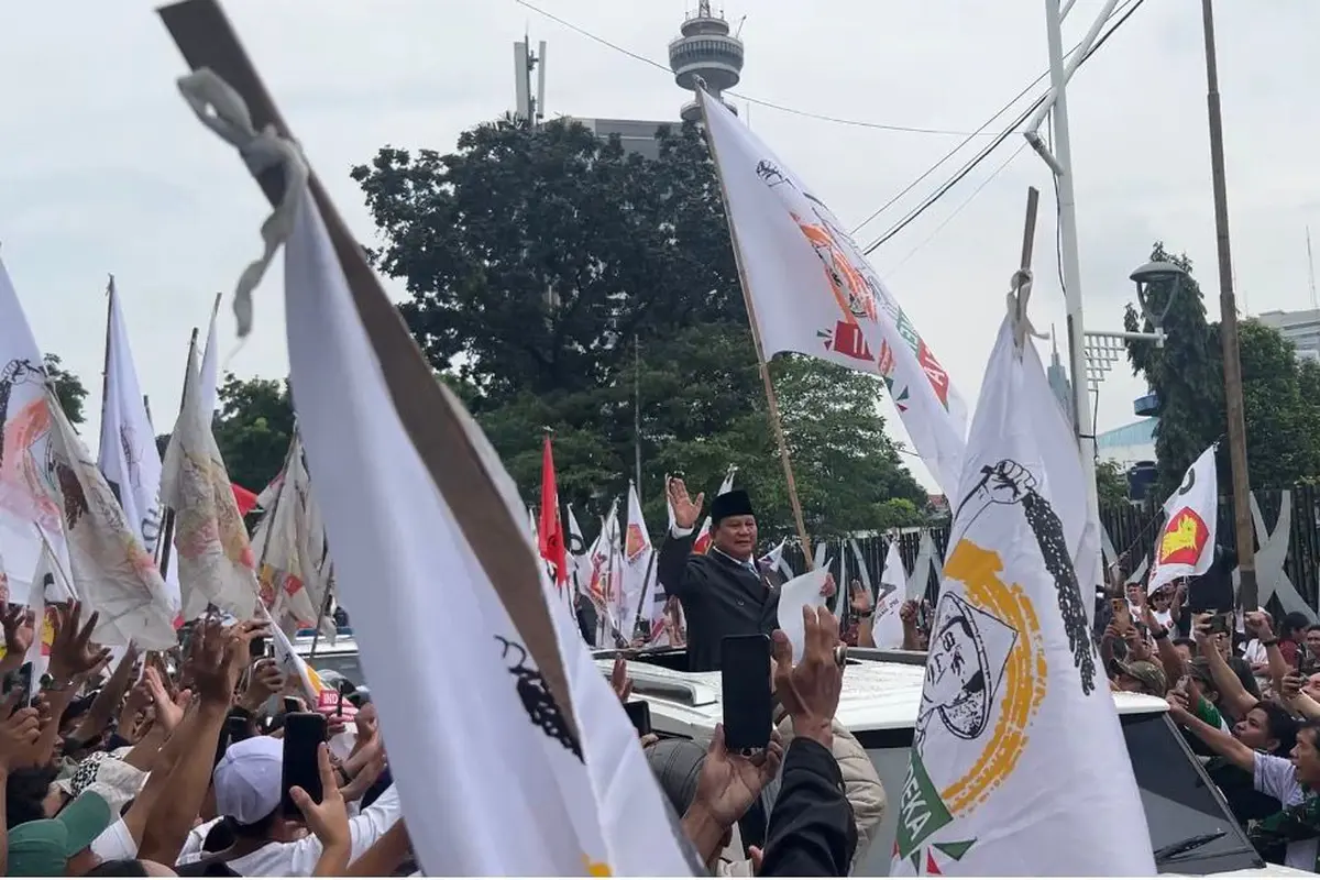 Presiden Prabowo menyapa ribuan peserta aksi damai di depan Kompleks Parlemen, Senayan, Jakarta, Rabu (20/5/2026). (Dok: Setpres)