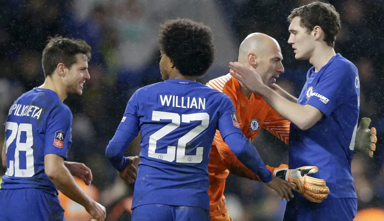Kiper Chelsea, Willy Caballero merayakan kemenangan bersama rekan-rekannya saat melawan Norwich City pada laga babak ketiga Piala FA di Stamford Bridge, London, (17/1/2018). Chelsea menang lewat adu penalti 5-3. (AP/Alastair Grant)