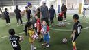 Sejumlah anak mengikuti latihan saat launching Il Capitano Soccer School di Bintaro, Sabtu (27/10/2018). Kehadiran Il Capitano untuk menjaring dan mengasah pesepak bola cilik untuk berprestasi. (Bola.com/M Iqbal Ichsan)