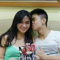 Tante Puspa Dewi bersama sang anak berpose dengan kue ulang tahunnya dengan lilin angka 50 yang menggambarkan usianya. (Instagram/@puspadewihc)