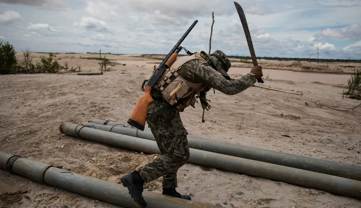Tentara yang tergabung dalam Operation Mercury menghancurkan pipa yang digunakan oleh penambang ilegal untuk menambang emas di Provinsi Tambopata Peru, 27 Maret 2019. Tentara dan polisi akan menghancurkan mesin-mesin yang digunakan oleh para penambang ilegal. (AP Photo/Rodrigo Abd)