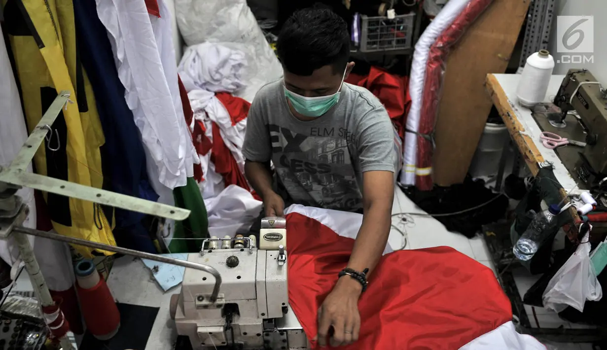 Penjahit menjahit bendera Merah Putih di Pasar Senen, Jakarta, Kamis (2/8). Para penjahit menjual bendera Merah Putih mulai dari Rp 35 ribu hingga Rp 250 ribu per buah. (Merdeka.com/Iqbal Nugroho)