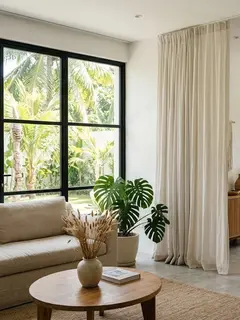 Tirai sebagai Sekat Fleksibel/ Ide Sekat Ruangan Tanpa Tembok untuk Rumah Minimalis (Sumber: gemini.com)