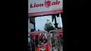 Ratusan calon penumpang Lion Air terlantar di Terminal 1B Bandara Soekarno Hatta. Seorang perempuan sedang duduk menunggu keberangkatan yang tertunda di Terminal 1B Soetta, Tangerang, Jumat (20/2/2015). (Liputan6.com/Faisal R Syam)