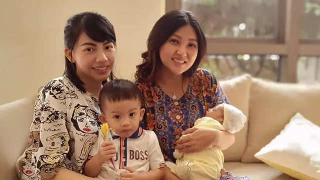 5 Selebriti Ini Tak Malu Pakai Daster Saat Asuh Anak