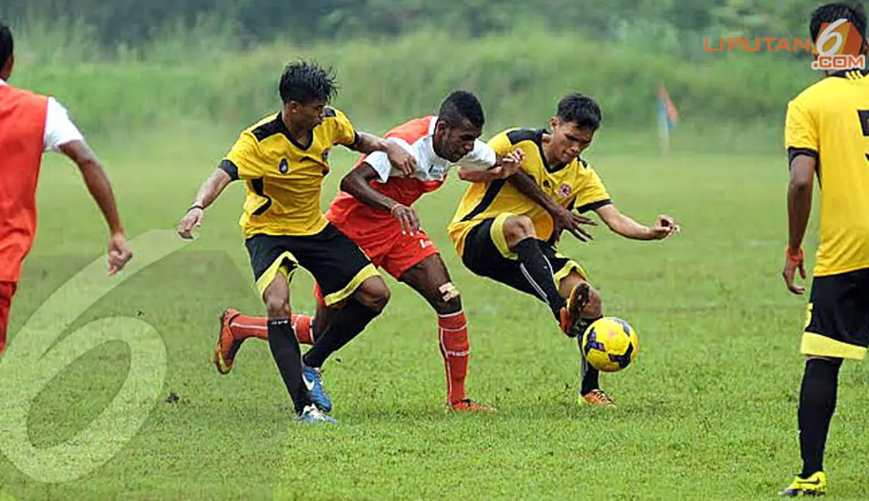 Gimbert Richard (tengah) mencoba lolos dari kawalan dua pemain Urakan FC saat berlaga dalam laga ujicoba pada Selasa 28 Januari 2014 (Liputan6.com/Helmi Fithriansyah).