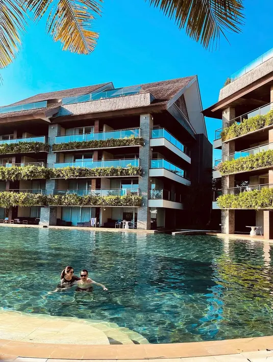 Momen melepas penat dengan berenang selalu mengasyikan bagi Cut Tari. Terlebih saat melihat Cut Tari bersama sang suami berenang bersama. Netizen pun baper melihat momen kebersamaan Cut Tari dan suami. (Liputan6.com/IG/cuttaryofficial)