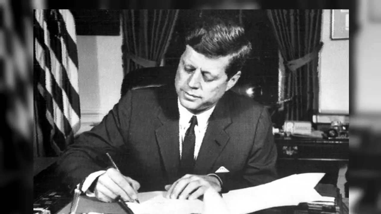 Surat Cinta Terlarang JFK untuk Kekasih Gelap Dilelang