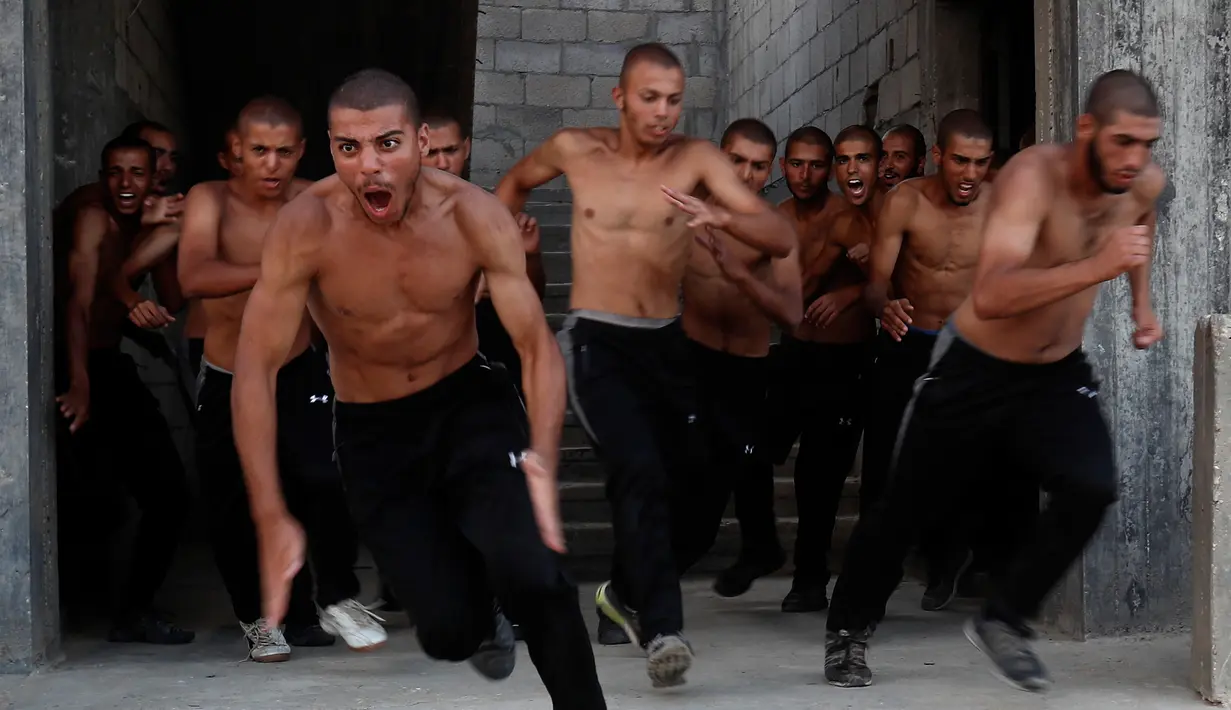 Mahasiswa Palestina mengikuti  pelatihan militer di Al-Rebat College for Law and Police Science, Khan Younis, Jalur Gaza, Kamis (24/10/2019). Sekitar 80 siswa mengikuti pendidikan selama empat tahun untuk bergabung dengan Pasukan Keamanan di Jalur Gaza. (AP /Adel Hana)