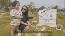 Penyanyi berusia 28 tahun itu juga membimbing putrinya untuk berdoa bersama sebelum meninggalkan makam Glenn Fredly. [Youtube/Mutia Ayu]