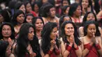 Ratusan wanita Nepal mandi bersama di Sungai Bagmati saat Festival Swasthani, Kathmandu, Selasa (20/1/2015). (AFP Photo/Prakash Mathema)
