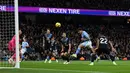 Pemain Manchester City, Julian Alvarez menyundul bola ke gawang Burnley pada laga Liga Inggris di Stadion Etihad, Kamis (1/2/2024). Dua dari tiga gol kemenangan City atas Burnley diborong oleh Julian Alvarez. (AFP/Darren Staples)