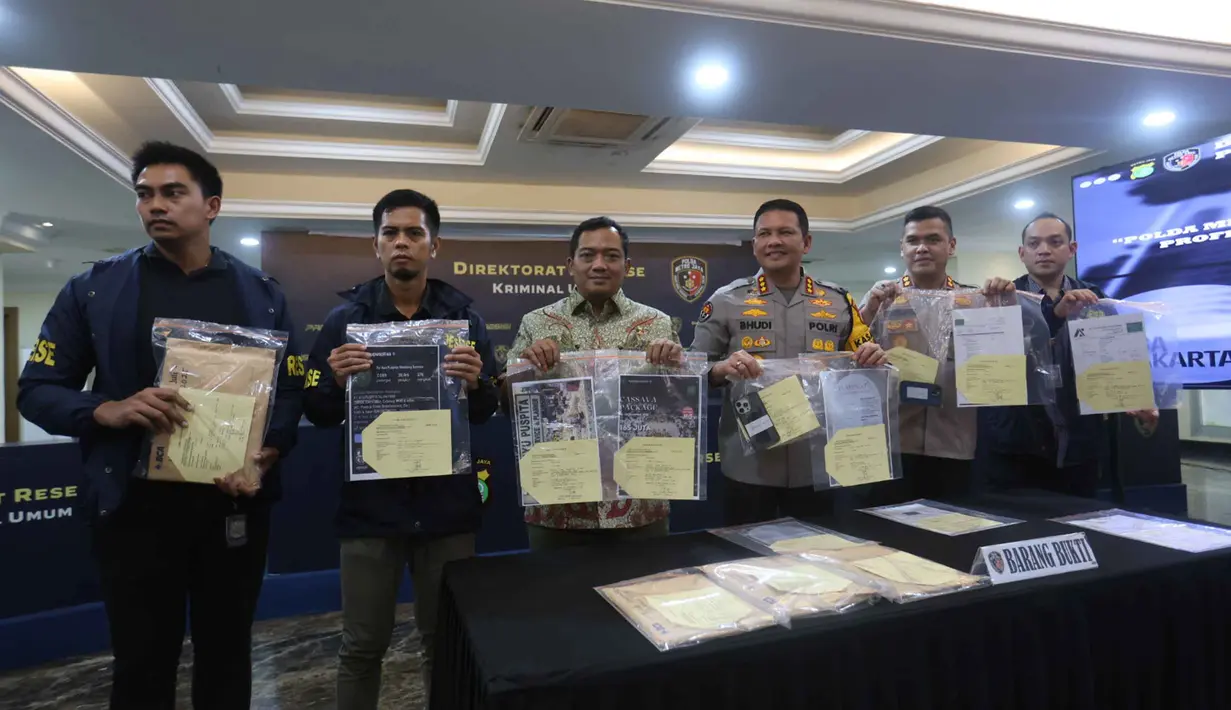 Direktur Kriminal Umum Polda Metro Jaya Kombes Iman Iman mengatakan pihaknya telah menerima 199 pengaduan dan 8 laporan dalam bentuk laporan polisi sehingga saat ini terdapat 207 permasalahan perkara yang menyangkut dengan wedding organizer ini.  Tampak dalam foto, Direktur Kriminal Umum Polda Metro Jaya Kombes Iman Imanuddin (ketiga kiri) bersama Kabid Humas Polda Metro Jaya Bhudi Hermanto (ketiga kanan) menunjukkan barang bukti kasus penipuan yang dilakukan Ayu Puspita, pemilik Wedding Organizer by Ayu Puspita, di Gedung Ditreskrimum Polda Metro Jaya, Sabtu (13/12/2025). (Kapanlagi.com/Budy Santoso)