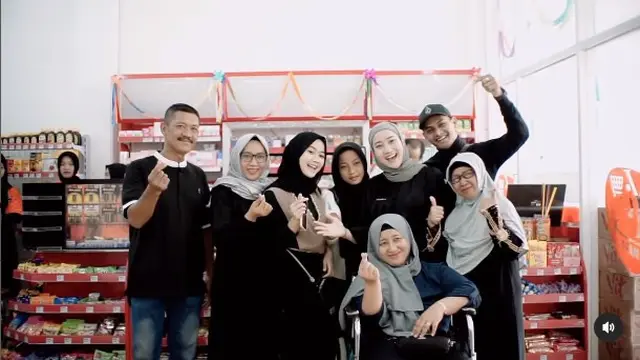7 Potret Yeni Inka Resmikan Bisnis Minimarket Pribadi, Banjir Doa