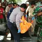 Polisi usai melakukan olah TKP tewasnya pasutri yang menggegerkan warga Cirebon. Foto (Liputan6.com / Panji Prayitno)