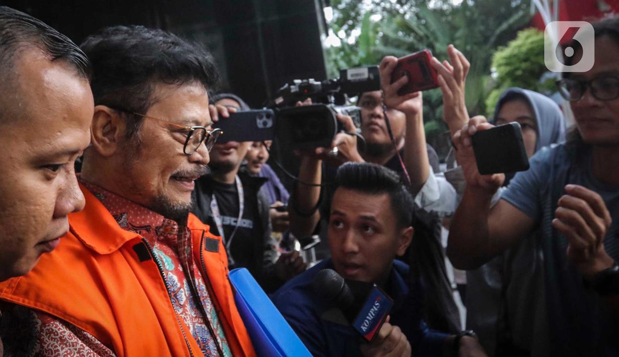 Tersangka kasus dugaan korupsi di Kementerian Pertanian Syahrul Yasin Limpo berjalan keluar usai menjalani pemeriksaan di gedung Komisi Pemberantasan Korupsi (KPK), Jakarta, Selasa (16/1/2024). (Liputan6.com/Angga Yuniar)