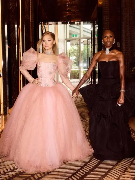 Detail lainnya yang menarik perhatian adalah korset, serta aksen tile yang dibuat bervolume untuk menutupi bahu Grande.  Roknya menjuntai hingga ke lantai seperti air terjun.  [@arianagrande].