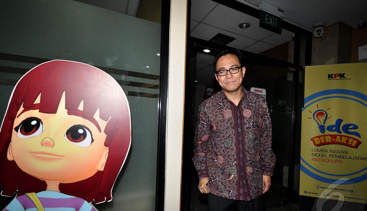 Mantan Jubir Presiden SBY, Julian Aldrin Pasha saat mendatangi gedung KPK, Jakarta, Senin (29/12/2014). (Liputan6.com/Miftahul Hayat)