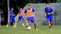 Arema FC menggelar latihan perdana untuk persiapan Liga 1 2022/2023 di Lapangan Universitas Brawijaya Malang, Selasa (10/5/2022). (Bola.com/Iwan Setiawan)