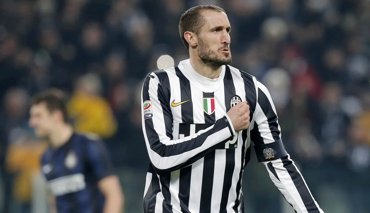 1. Giorgio Chiellini - Bek tangguh ini tak tergantikan di lini pertahanan Juventus. Di luar sepakbola ternyata pria 33 tahun itu adalah lulusan terbaik di bidang studi Bisnis Ekonomi Universitas Manajemen dan Ekonomi Turin. (AFP/Marco Bertorello)