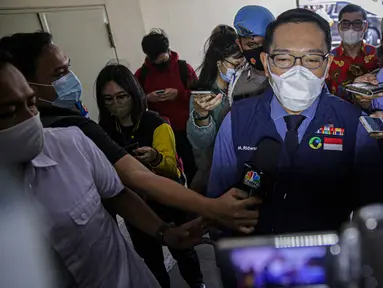 Gubernur Jawa Barat, Ridwan Kamil memenuhi panggilan Bareskrim Polri, Jakarta, Jumat (20/11/2020). Ridwan Kamil dimintai klarifikasi terkait dugaan pelanggaran protokol kesehatan Covid-19 di acara kerumunan yang melibatkan Rizieq Shihab di Megamendung, Bogor. (Liputan6.com/Faizal Fanani)