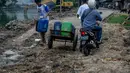 Penjual air bersih mengantarkan air ke Rusun Sidang, Jakarta, Senin (22/9/14). (Liputan6.com/Faizal Fanani)