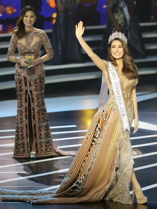 Frederika Alexis Cull melepas Mahkota Puteri Indonesia. (Bambang E Ros/Fimela.com)