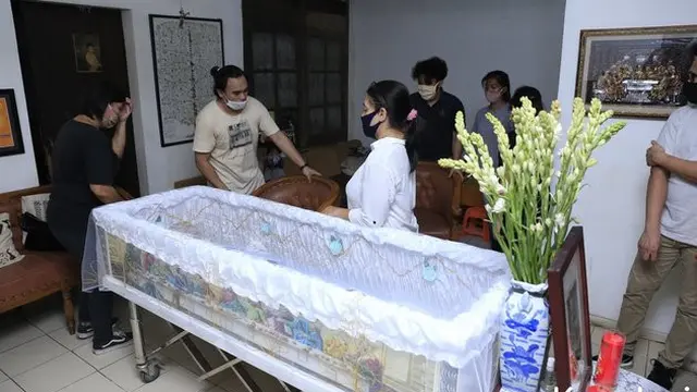 6 Potret Suasana Rumah Duka Benny Likumahuwa, Keluarga Tak Kuasa Menahan Tangis