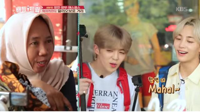 Jeonghan Seventeen belanja batik di Yogyakarta (YouTube/ KBSEntertain)