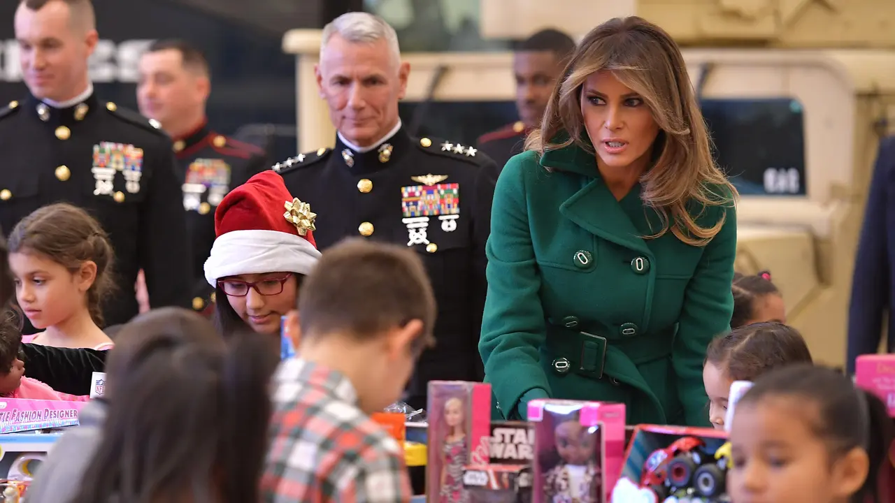 Sambut Natal, Begini Gaya Melania Trump Saat Bermain dengan Anak-Anak di Toys For Tots