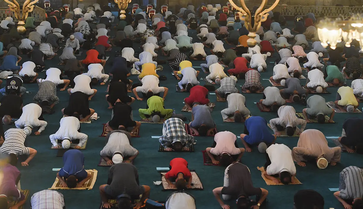 Jemaah mengenakan masker dan menerapkan jaga jarak untuk menghindari penularan COVID-19 saat melaksanakan salat Idul Adha di Hagia Sophia, Istanbul, Turki, Jumat (31/7/2020). Ini merupakan salat Idul Adha pertama di Hagia Sophia setelah dialihfungsikan dari museum menjadi masjid. (Pool via AP)