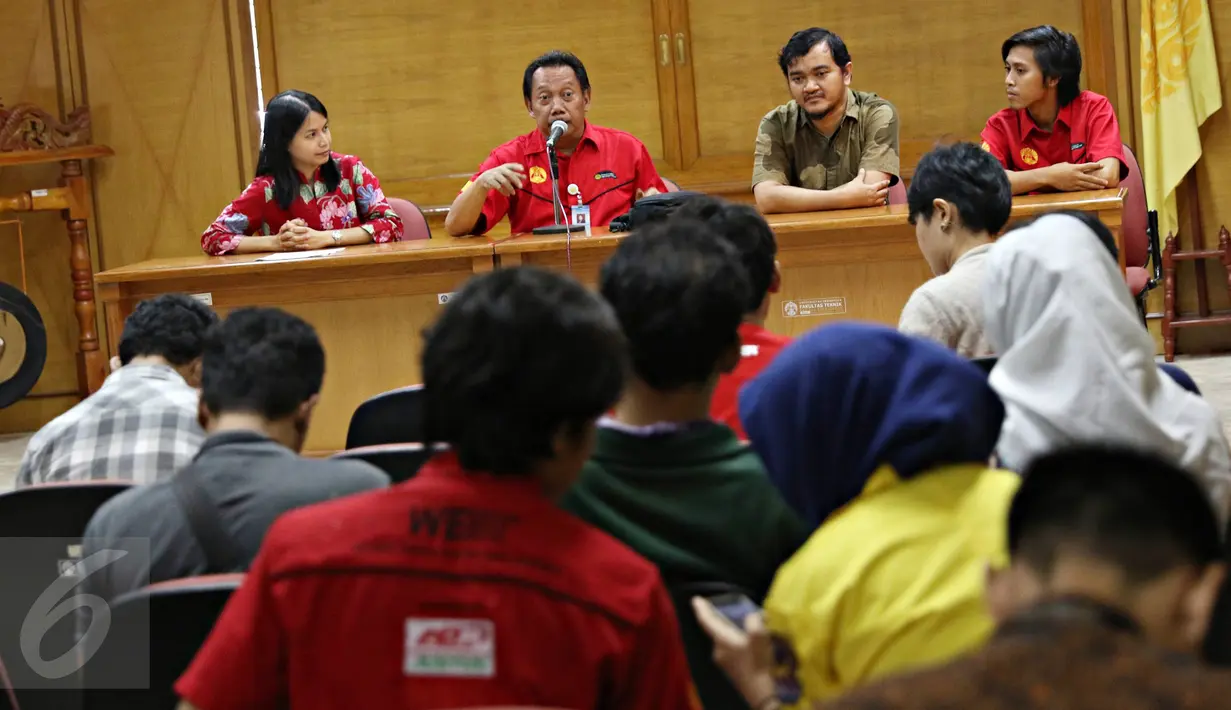 Perwakilan Tim Sadewa dari Universitas Indonesia (UI) memberikan keterangan pers di Depok, (19/5). Mobil Kalabia Evo 5 milik Tim Sadewa akan mengikuti ajang Shell Eco-Marathon Drivers World Championship di London. (Liputan6.com/Immanuel Antonius)