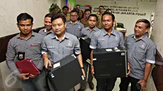 Petugas Ditkrimsus Polda Metro membawa CPU komputer usai menggeledah kantor Dispenda DKI Jakarta, Selasa (12/1). Penggeledahan terkait penangkapan 3 oknum pegawai pajak karena memeras pengusaha hotel wajib pajak. (Liputan6.com/Immanuel Antonius)