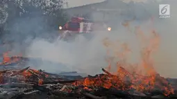 Tank MT-LBu-GPM-10 melakukan pemadaman api saat diuji coba di kawasan Cakung, Jakarta, Rabu (24/7/2019). Kendaraan lapis baja amfibi tersebut dibuat untuk memadamkan kebakaran besar. (Liputan6.com/Herman Zakharia)