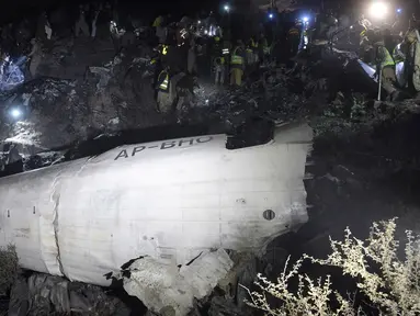 Salah satu bagian dari pesawat Pakistan International Airlines (PIA) yang jatuh di Abbottabad, wilayah Khyber Pakhtunkhawa, Rabu (7/12). Pesawat yang membawa 48 orang itu jatuh di Pegunungan Pakistan bagian Utara dan terbakar. (AAMIR QURESHI/AFP)