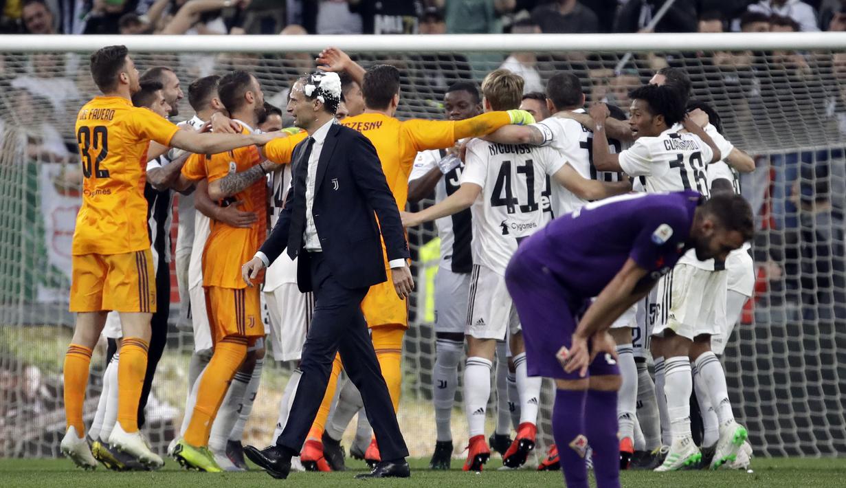 Para pemain Juventus merayakan gelar juara Serie A 2019 usai menaklukkan Fiorentina di Stadion Juventus, Sabtu (20/4). Juventus menang 2-1 atas Fiorentina. (AP/Luca Bruno)