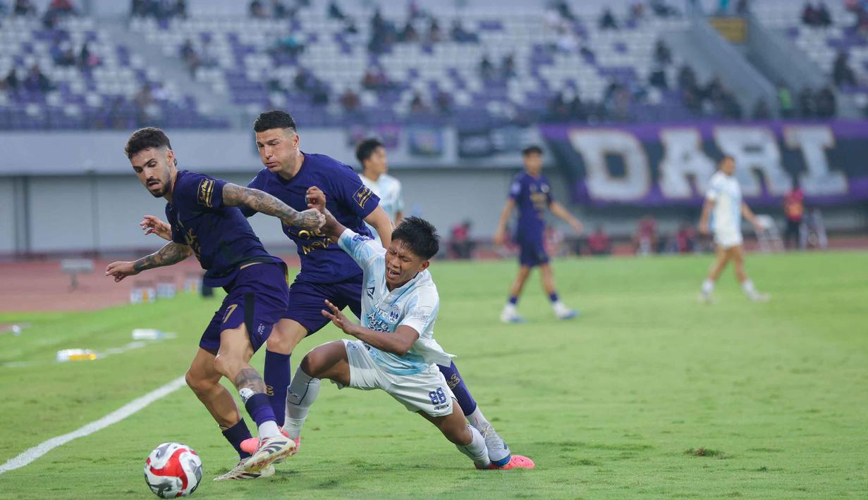 Hingga akhir pertandingan skor 4-0 untuk kemenangan Persita tidak berubah. (Bola.com/M Iqbal Ichsan)